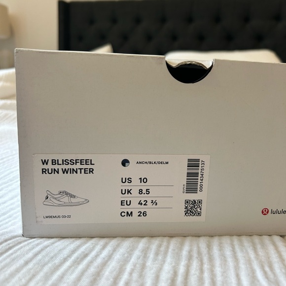 Lululemon Women’s Blissful Run Winter Shoes in Size 10 - Picture 2 of 8